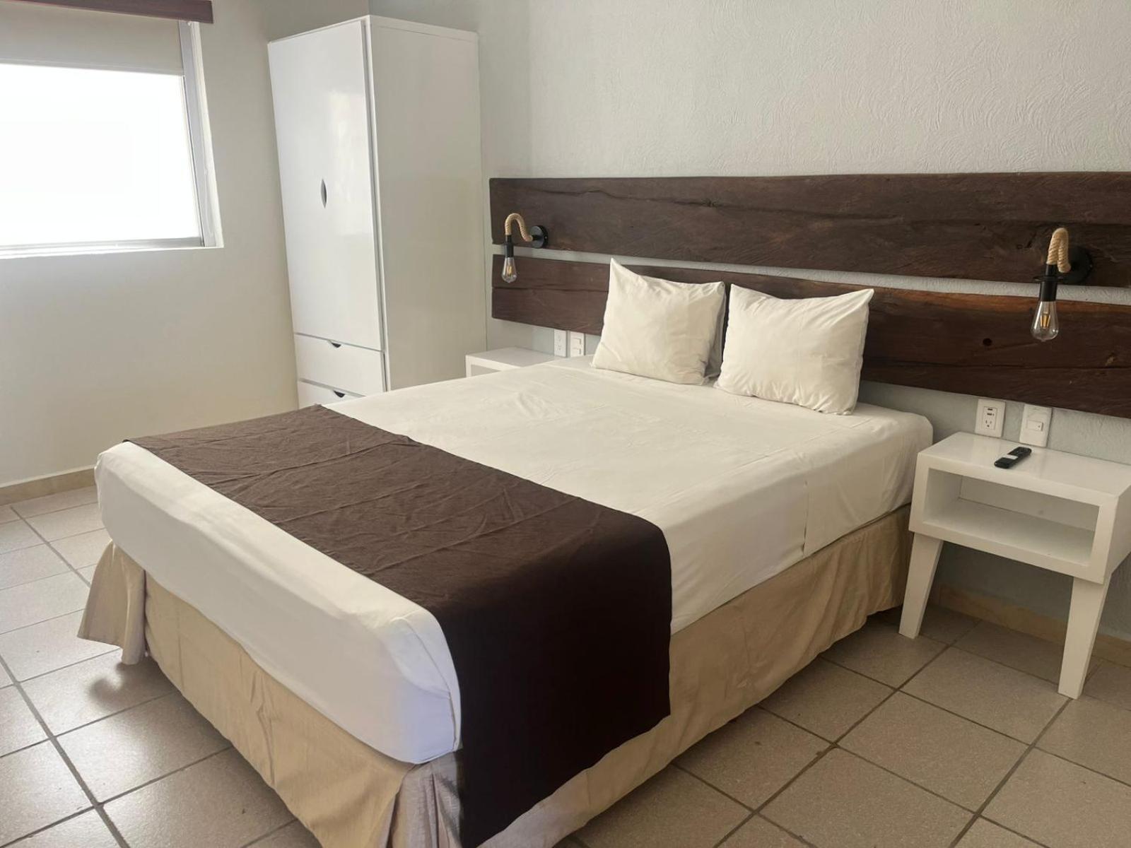 Family Room One Queen Bed Two Twin Beds Non-Smoking,1765710980:JPEG